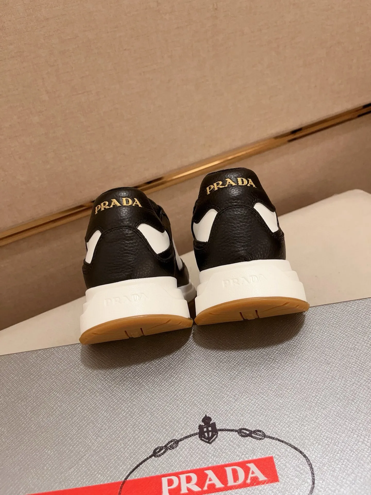 Men's shoes 💰 580💰 ✔️✔️✔️High-quality new PRADA counters are launched simultaneously. The new men's shoes and 😘 fabrics are made of selected first-layer cowhide with superb craftsmanship. Lining: Full cowhide lining. 👍🏿 High-end ☄️ air-cushion molded anti-slip rubber outsole, exquisite lines, simple and elegant, comfortable and high-end for leisure travel. Code number: 38 to 45 (can be customized to 46 to 47, non-refundable)